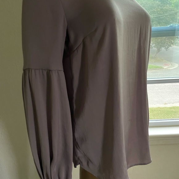 Soft polyester long tulip-sleeve blouse - Picture 4 of 8